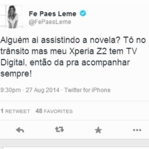 Fernanda Paes Leme faz suposta propaganda de um celular e tuíta com outro