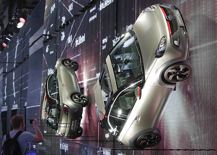 Opel Adam preso na parede do estande da marca no Salão de Moscou 2014 - Sergei Karpukhin/Reuters