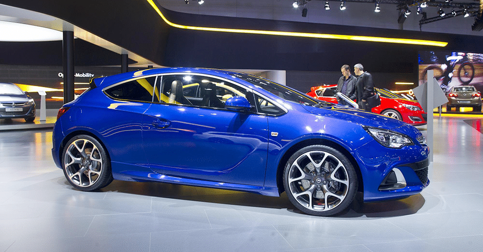 Opel Astra GTC no Salão de Moscou 2014 - Danil Kolodin/Newspress