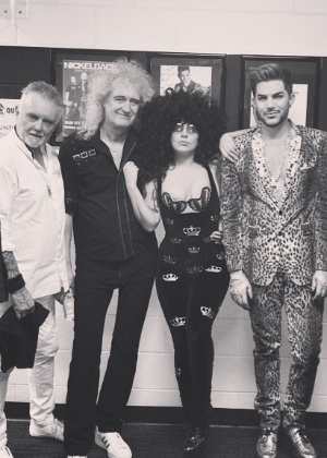 Os remanescentes do Queen, o baterista Roger Taylor e o guitarrista Brian May, posam para foto com Lady Gaga e Adam Lambert. A imagem foi publicada no instagram da cantora - Reprodução/Instagram Lady Gaga