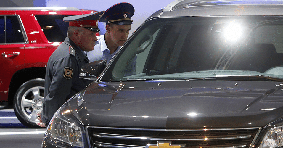 Policiais russos avaliam o Chevrolet Traverse no Salão de Moscou 2014 - Sergei Karpukhin/Reuters