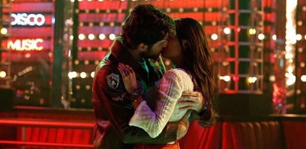 Sandra (Isis Valverde) não resiste e beija Rafael (Marco Pigossi) na discoteca 