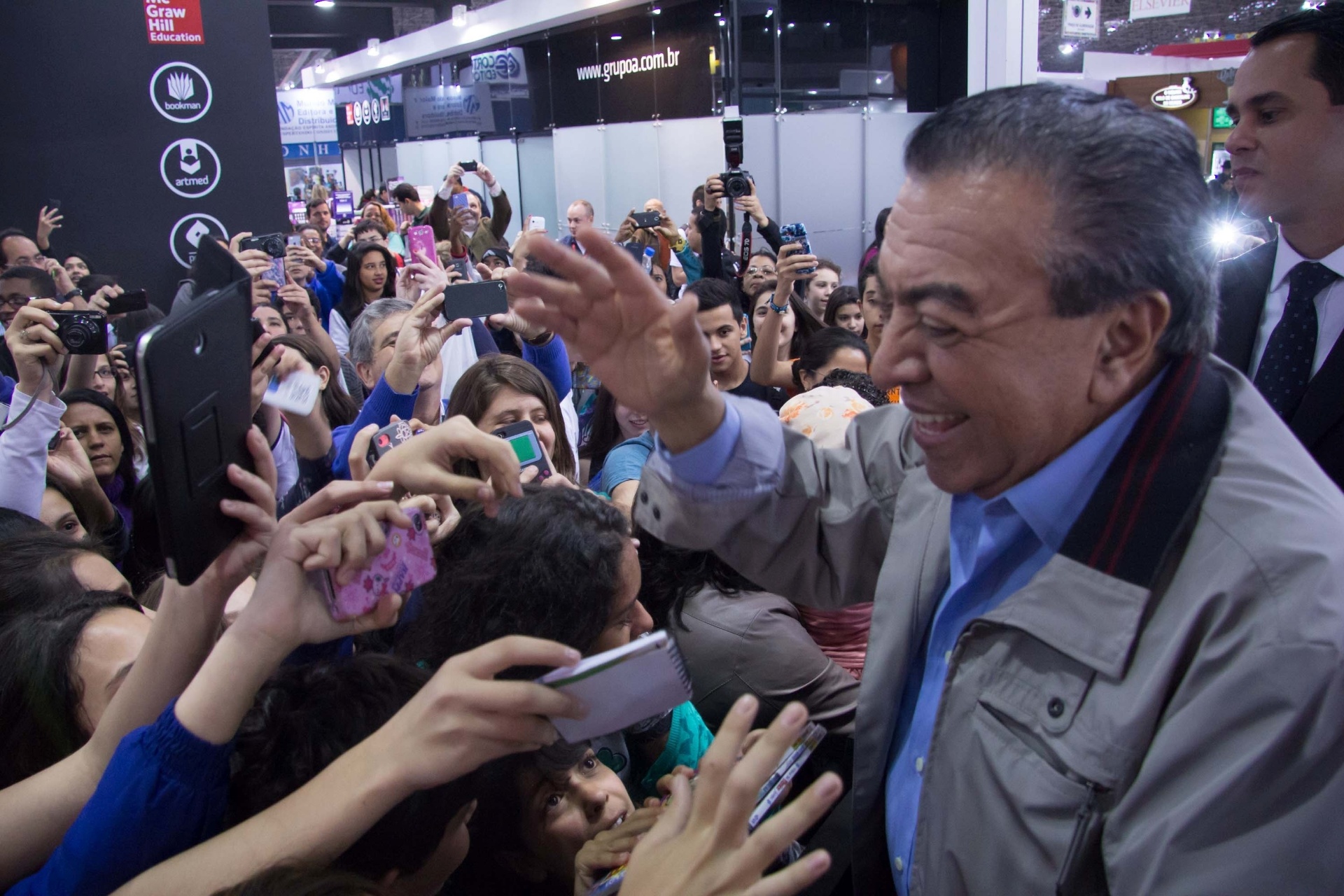 29.ago.2014 - O cartunista Mauricio de Sousa cumprimenta fãs na 23ª Bienal Internacional do Livro de São Paulo, no Anhembi - Agência Estado