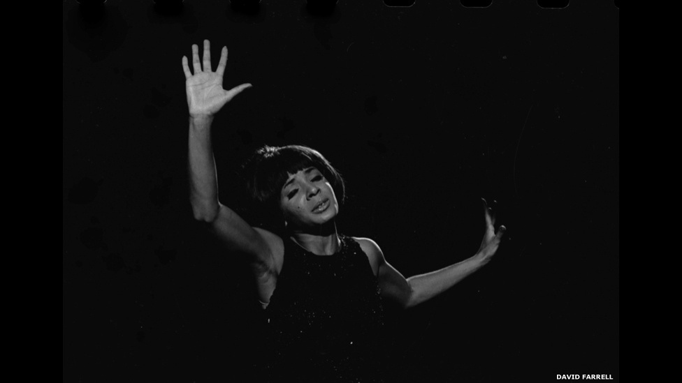 Cantora galesa Shirley Bassey, retratada em Cardiff, em 1961 - David Farrell
