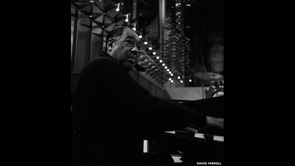 Duke Ellington ao piano na catedral de Coventry, 1968 - David Farrell