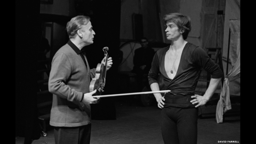 Nesta foto de David Farrell, o maestro Menuhin é retratado com o bailarino Rudolf Nureyev, em 1964 - David Farrell