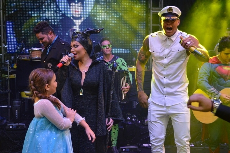 29.ago.2014 - Ao lado de Solange, Leo Santana comanda um show especial no aniversário de 40 anos da vocalista do Aviões do Forró na noite desta sexta-feira, em Salvador