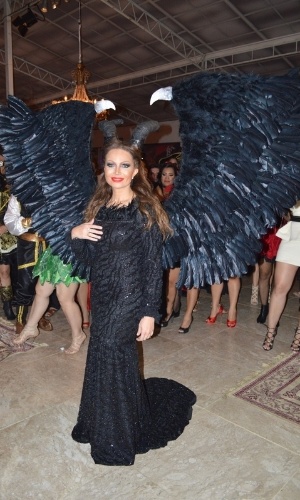 29.ago.2014 - Solange Almeida surpreende a todos com um par de asas gigantes na festa à fantasia que comemora seus aniversário de 40 anos na noite desta sexta-feira, em Salvador