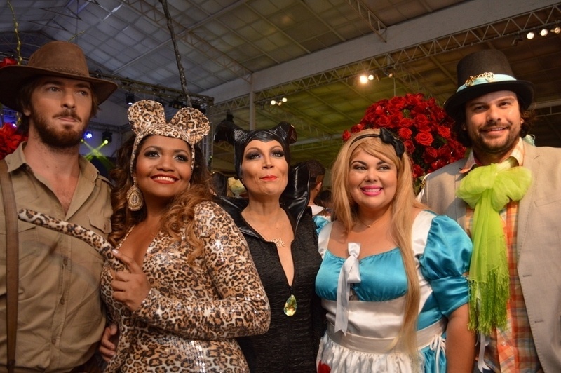 29.ago.2014 - Solange Almeida, vocalista do Aviões do Forró, recebe as amigas famosas em sua festa à fantasia para comemorar seu aniversário de 40 anos na noite desta sexta-feira, em Salvador