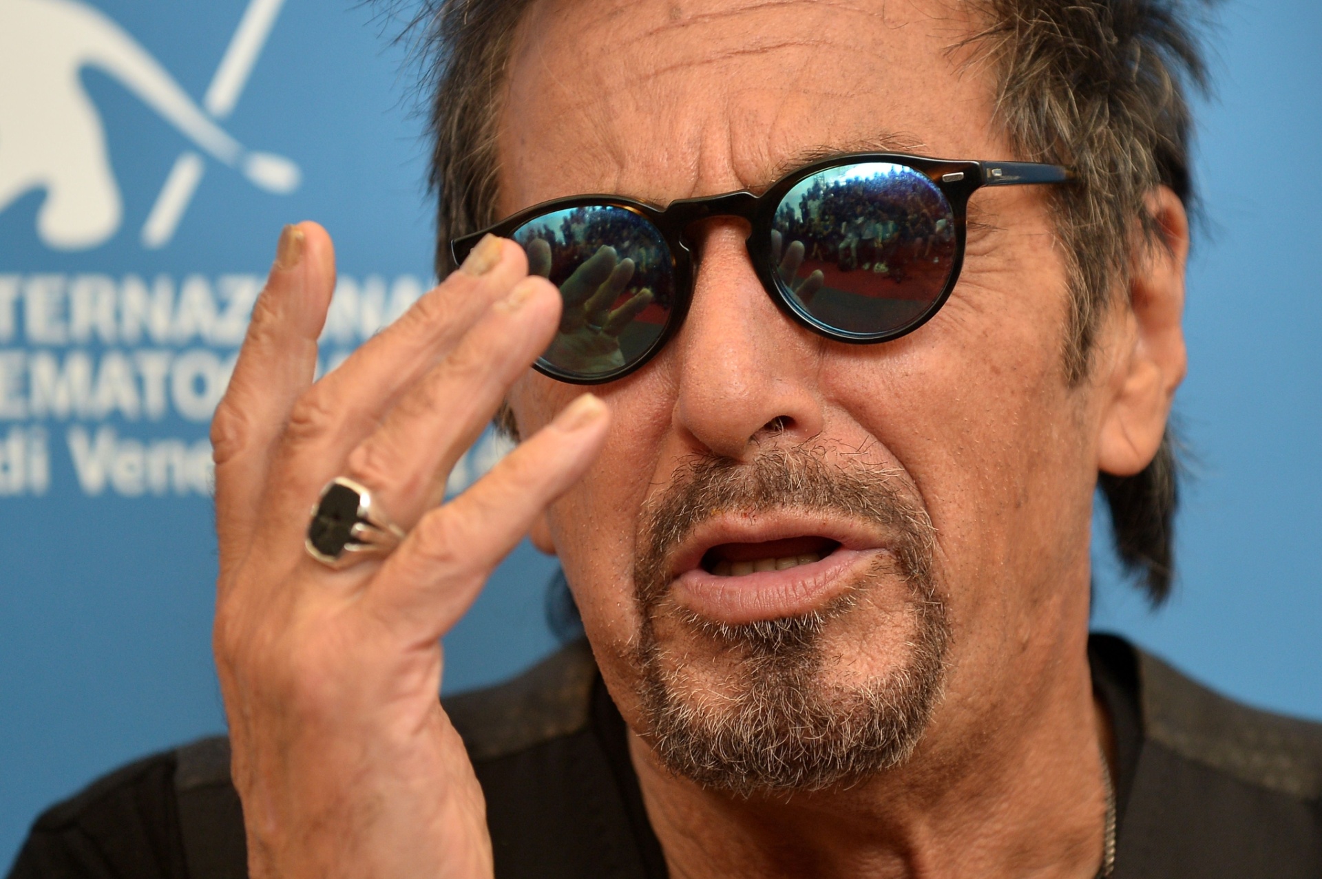 30.ago.2014 - Al Pacino posa de óculos escuros ao chegar para promover o filme "The Humbling" - AFP