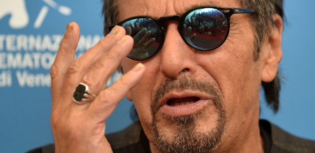 Al Pacino posa para fotos de óculos escuros - AFP