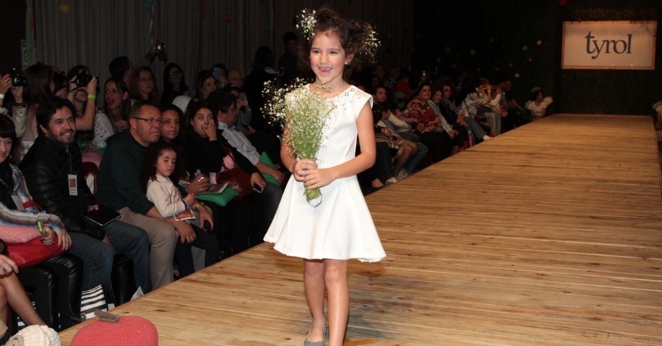 30.ago.2014 - Filha de Rodrigo Faro e Vera Viel, Maria, de 6 anos, desfila com flores no Fashion Weekend Kids, em São Paulo