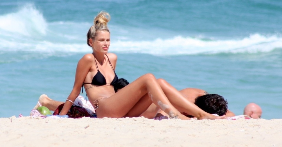 31.ago.2014 - A modelo de 26 anos Yasmin Brunet aproveita domingo de sol para se bronzear em Ipanema