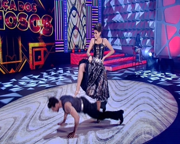 31.ago.2014 - Lucas Lucco faz flexões sob o pé de Ana Paula Guedes enquanto os dois apresentam o rock na "Dança dos Famosos"