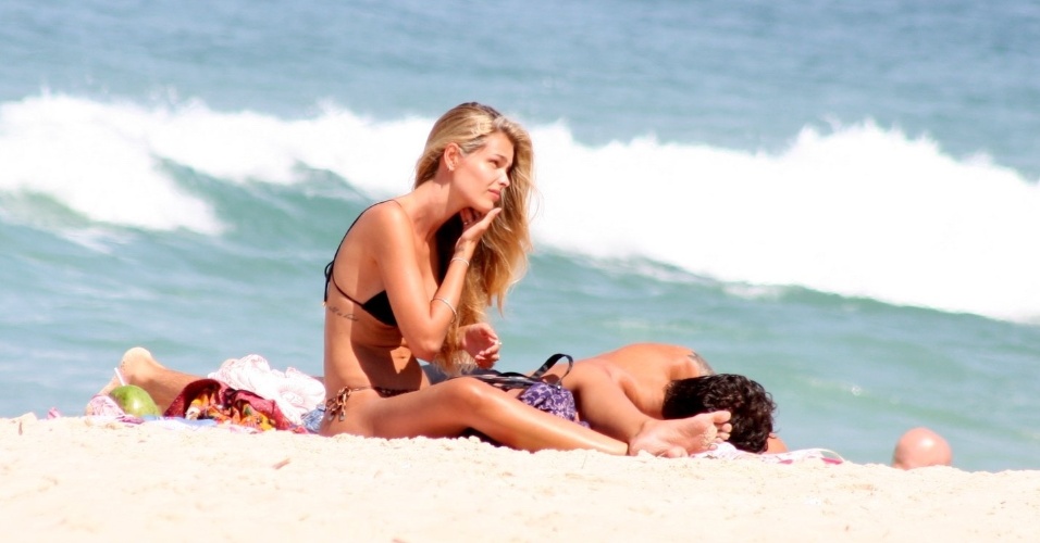 31.ago.2014 - Yasmin Brunet passa protetor para tomar sol na praia de Ipanema