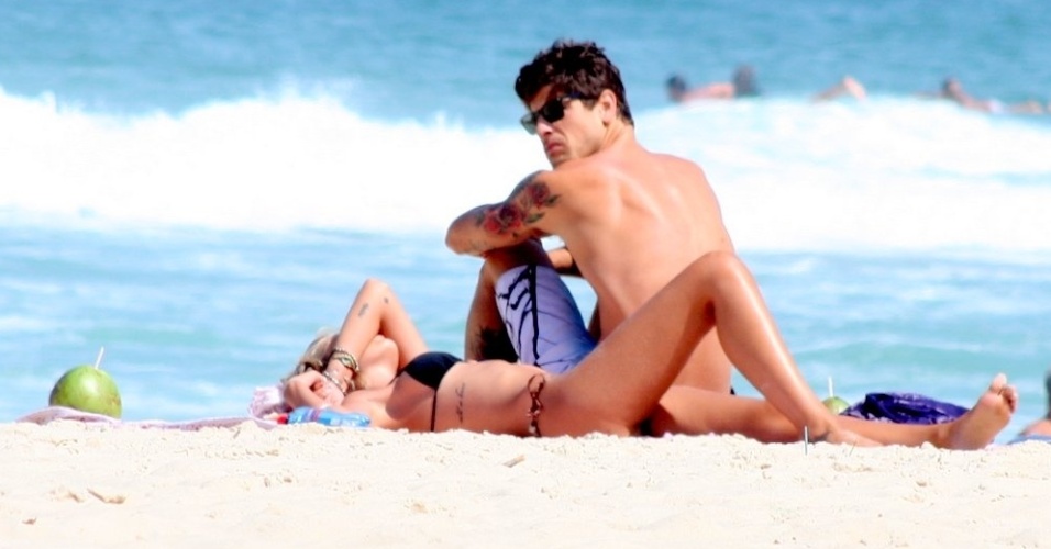 31.ago.2014 - Yasmin Brunet toma sol com o marido, Evandro Soldati, na praia de Ipanema