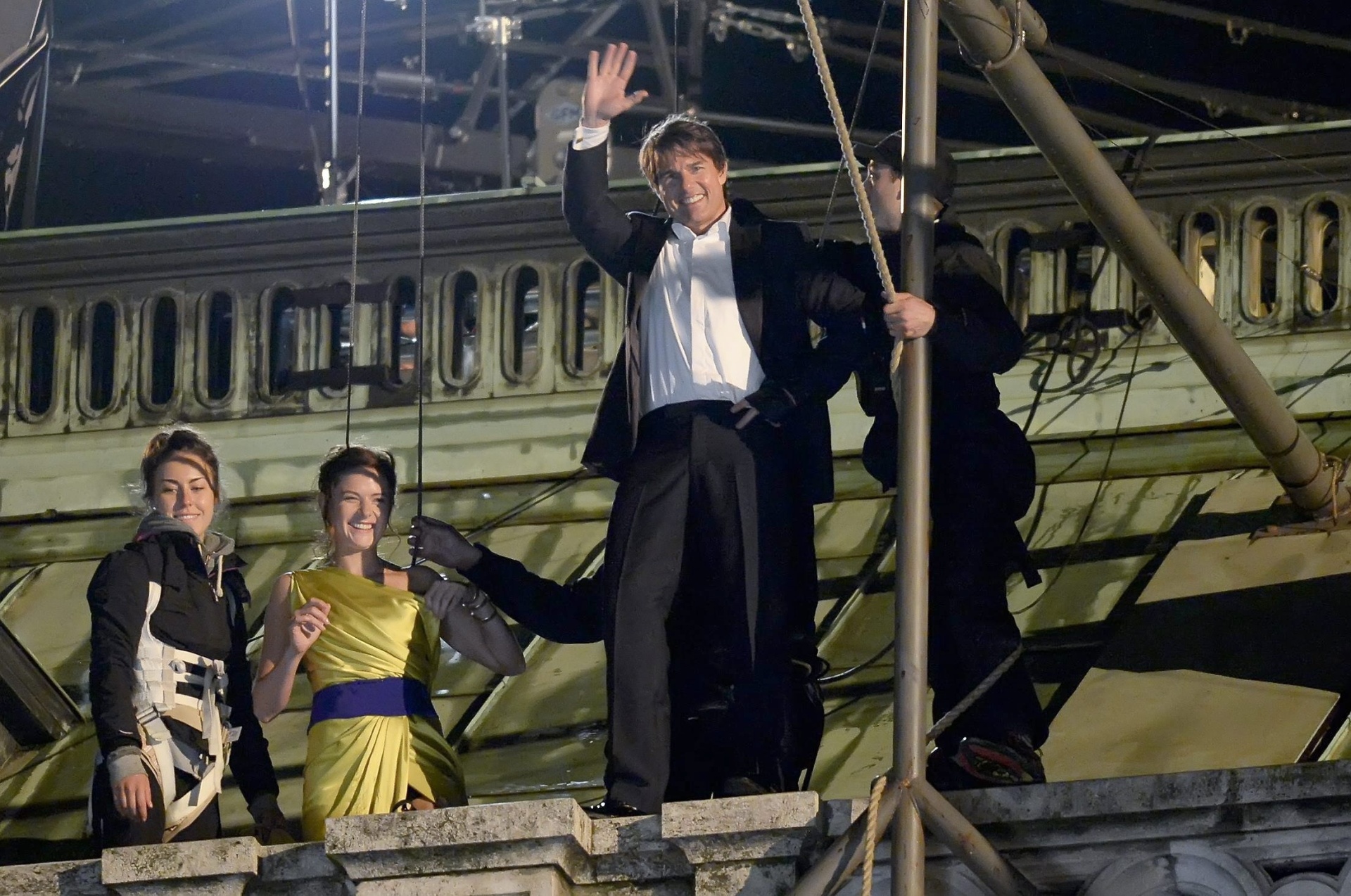 23.ago.2014 - Tom Cruise e a atriz sueca, Rebecca Ferguson, gravam cena de "Missão Impossível 5" no telhado da Ópera Estatal de Viena, na Áustria - Herbert Neubauer/EFE