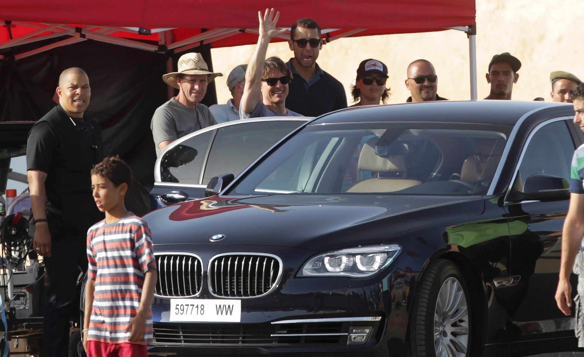 30.ago.2014 - Tom Cruise acena para fãs ao chegar na locação de "Missão Impossível 5", no Marrocos - Stringer/Reuters