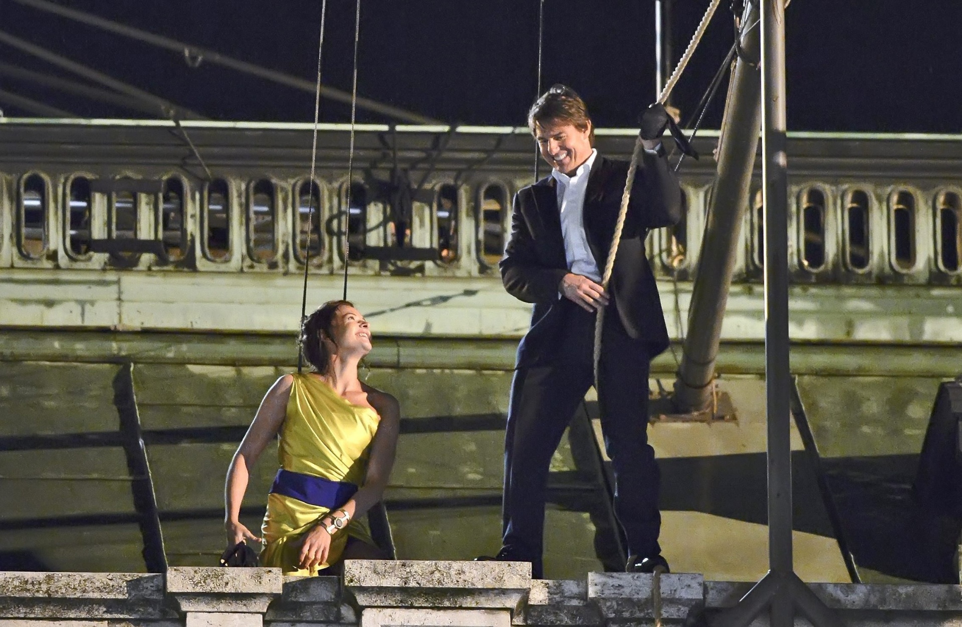 30.ago.2014 - Tom Cruise acena para fãs ao chegar na locação de "Missão Impossível 5", no Marrocos23.ago.2014 - Tom Cruise e a atriz sueca, Rebecca Ferguson, gravam cena de "Missão Impossível 5" no telhado da Ópera Estatal de Viena, na Áustria - Herbert Neubauer/EFE