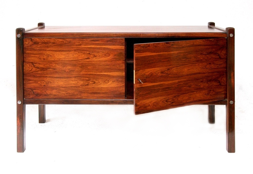 Cômoda Luciana. O móvel de 1965 foi projetado com estrutura de compensado folheado de madeira de lei, pés maciços e guarnições em latão polido - Aline Arruda/ UOL