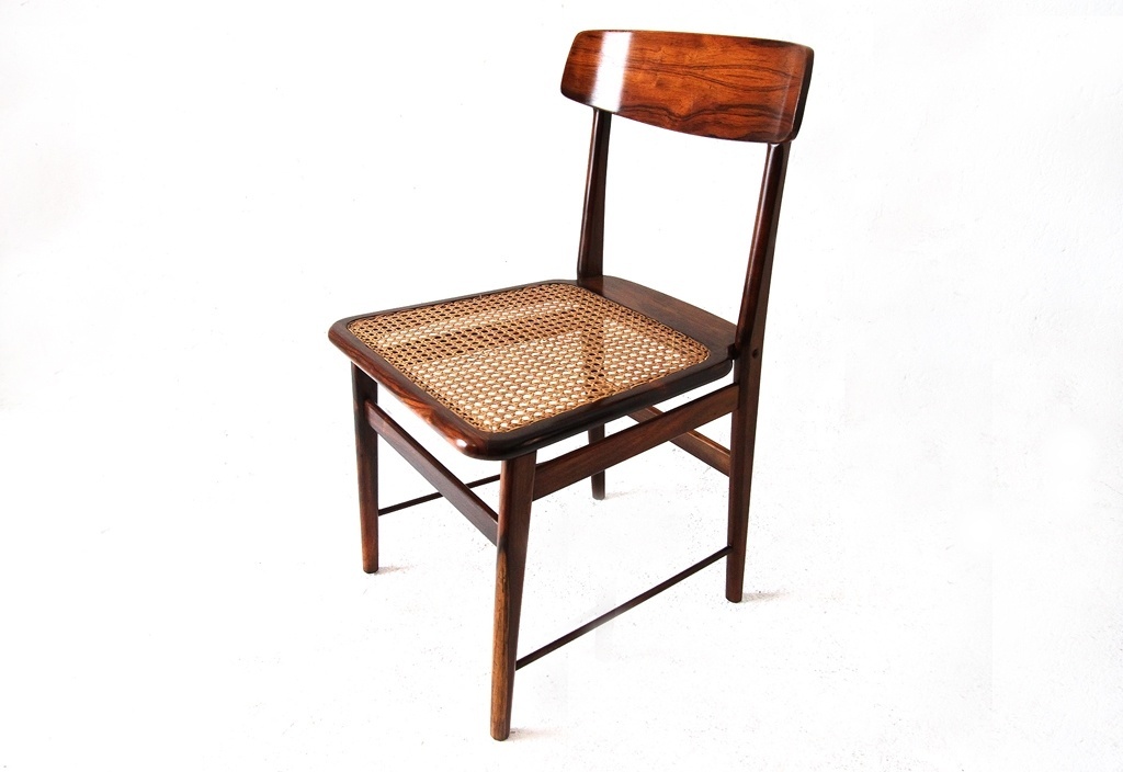 Em 1956, Sergio Rodrigues criou essa cadeira, batizada de Lucio Costa (arquiteto criador do plano piloto de Brasília). Sua estrutura é de madeira de lei maciça encerada e assento de palhinha - Aline Arruda/ UOL