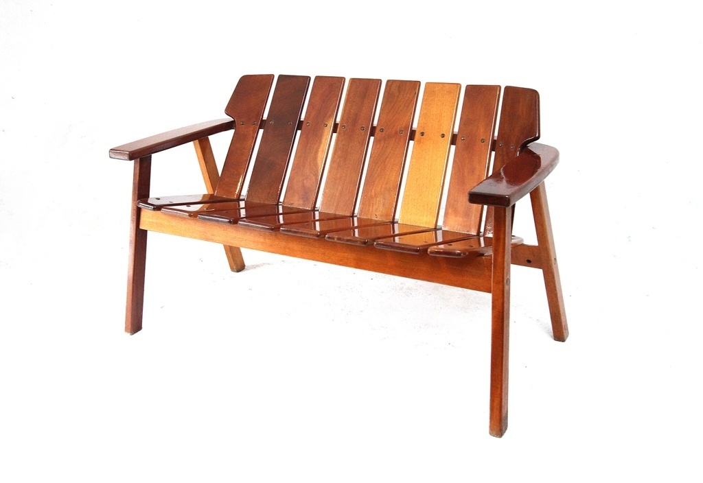 Sofá de dois lugares Taja. O móvel faz parte da linha para espaços de lazer criada em 1978 pelo arquiteto e designer Sergio Rodrigues - Aline Arruda/ UOL