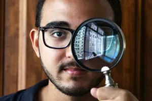 31.jan.2014 - O escritor brasileiro de romance policial Raphael Montes em sua casa, no Rio - Bel Pedrosa/Companhia das Letras