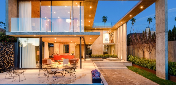 Casa de concreto na Califórnia tem panos de vidro que permitem admirar a paisagem - Trevor Tondro/ The New York Times