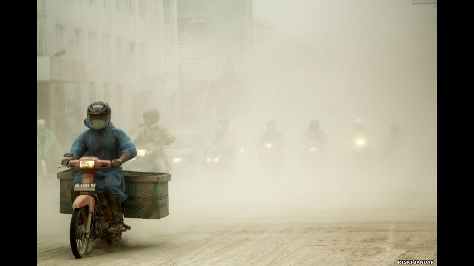 O Prêmio Mundial de Fotografia da Sony 2015, organizado pela Organização Mundial de Fotografia, está com as inscrições abertas. A orientação para a competição de estudantes é fotografar uma única imagem que simbolize a cultura contemporânea do consumo. Esta imagem é de Riski Januar, da Indonésia - Riski Januar