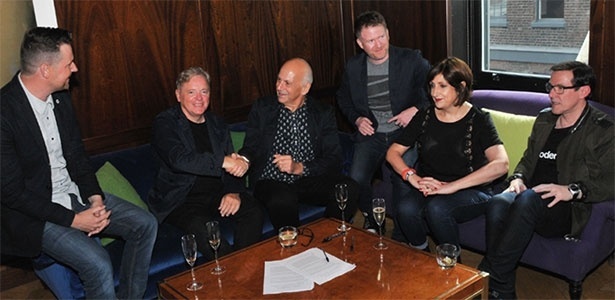 Integrantes do New Order tiram fotos com os representantes da gravadora independente Mute Records - Reprodução/FacebookOficial