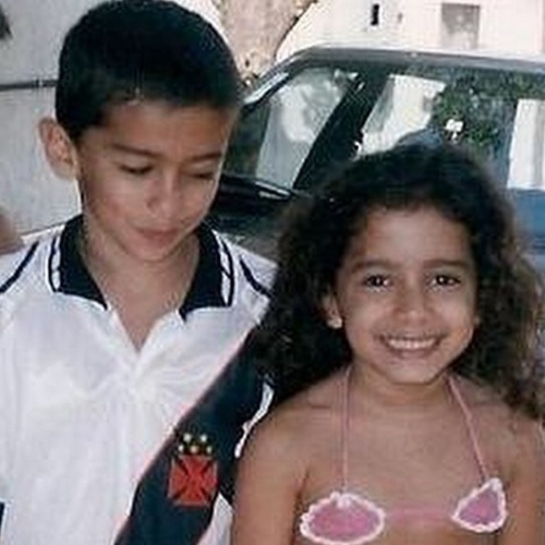 4.set.2014 - Anitta mostrou uma foto antiga, de quando era criança, em uma homenagem ao irmão Renan Machado, que faz aniversário. "Hoje é dia do meu alicerce, meu equilíbrio, minha força", escreveu