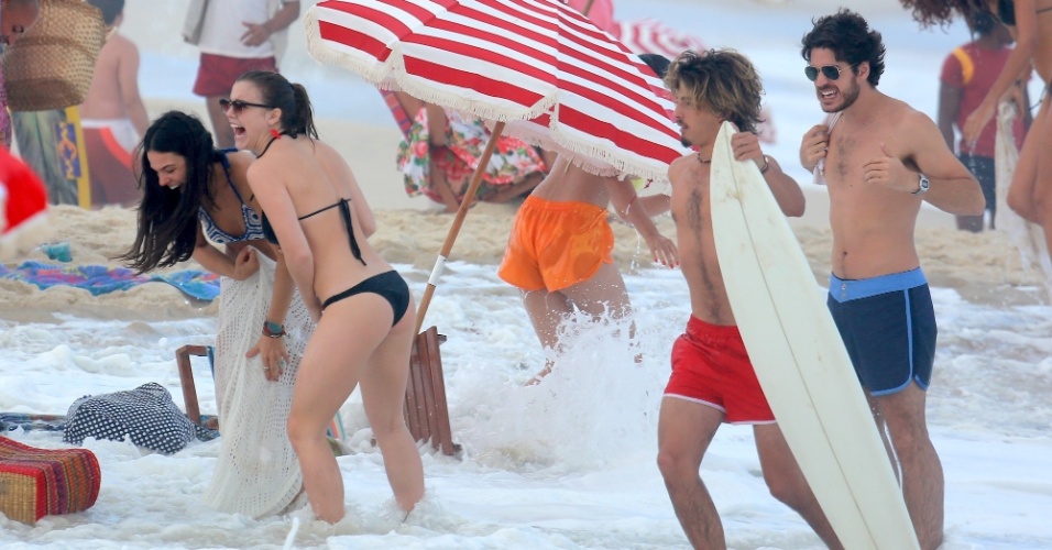 4.set.2014 - Durante a gravação, os atores de "Boogie Oogie" foram surpreendidos por uma onda, que avançou sobre seus pertences que estavam na areia, além de quase derrubar o guarda sol. Apesar do imprevisto, eles caíram na gargalhada