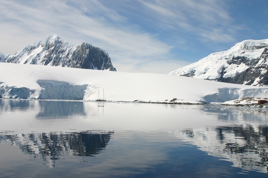 De 8 de setembro a 2 de outubro, a exposição Linha d'Água apresenta 30 fotos das expedições do navegador Amyr Klink, dispostas em painéis com textos sobre as viagens. A mostra é gratuita e fica no Espaço Cultural Conjunto Nacional (Av. Paulista, 2073, Bela Vista). - Divulgação