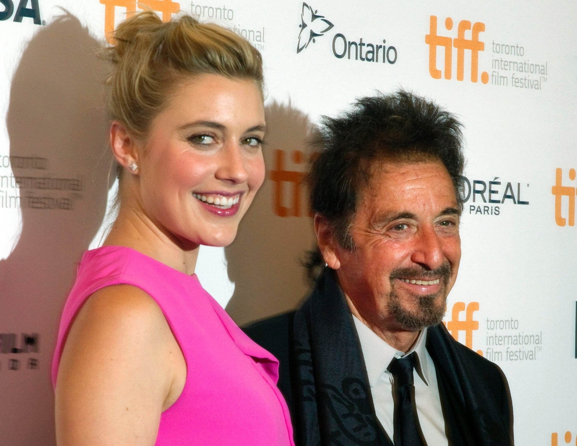 4.set.2014 - Greta Gerwig e Al Pacino posam juntos na estreia de "The Humbling" no Festival de Toronto - Fred Thornhill/Reuters