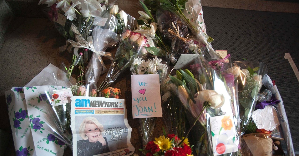 5.set.2014 - Buquês de flores e cartões são deixados para Joan Rivers em frente à casa onde a apresentadora moravada em Nova York. A comediante morreu na quinta-feira (3), aos 81 anos, depois de sofrer complicações em uma cirurgia na garganta 