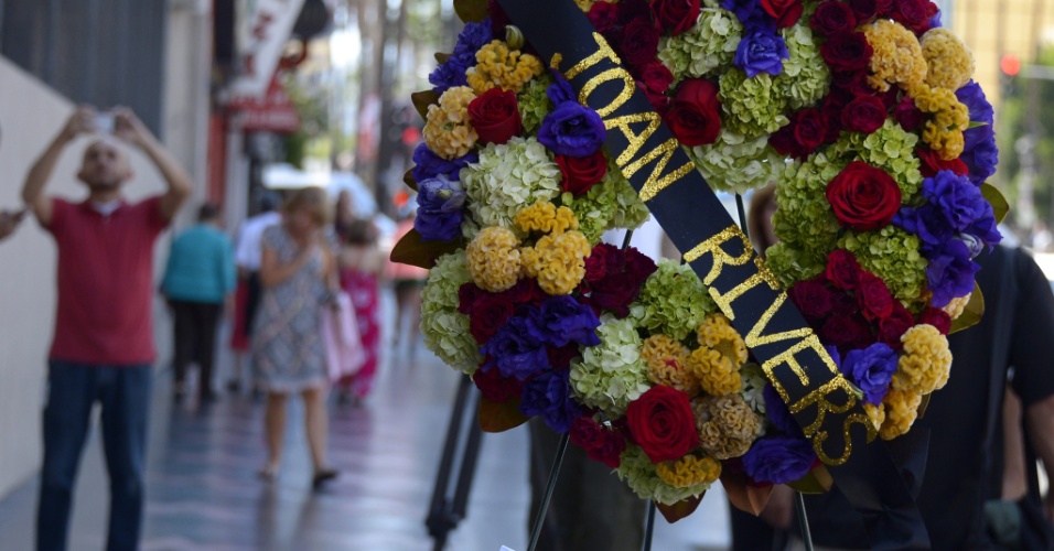5.set.2014 - Fãs homenageiam com coroa de flores a atriz, apresentadora e comediante Joan Rivers na calçada da Fama em Hollywood, nos EUA