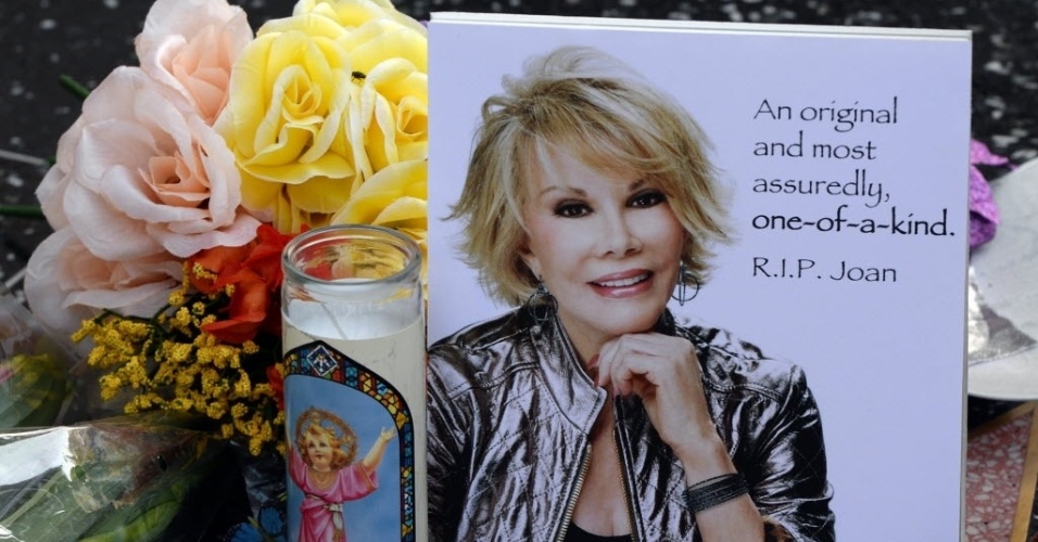 5.set.2014 - Joan Rivers é homenageada com flores em sua estrela na Calçada da Fama, em Hollywood, nos Estados Unidos