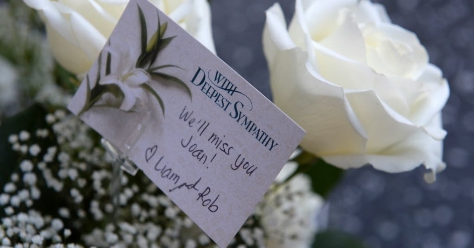 5.set.2014 - Joan Rivers é homenageada com flores em sua estrela na Calçada da Fama, em Hollywood, nos Estados Unidos. "Vamos sentir sua falta, Joan", diz um cartão deixado no local com rosas brancas