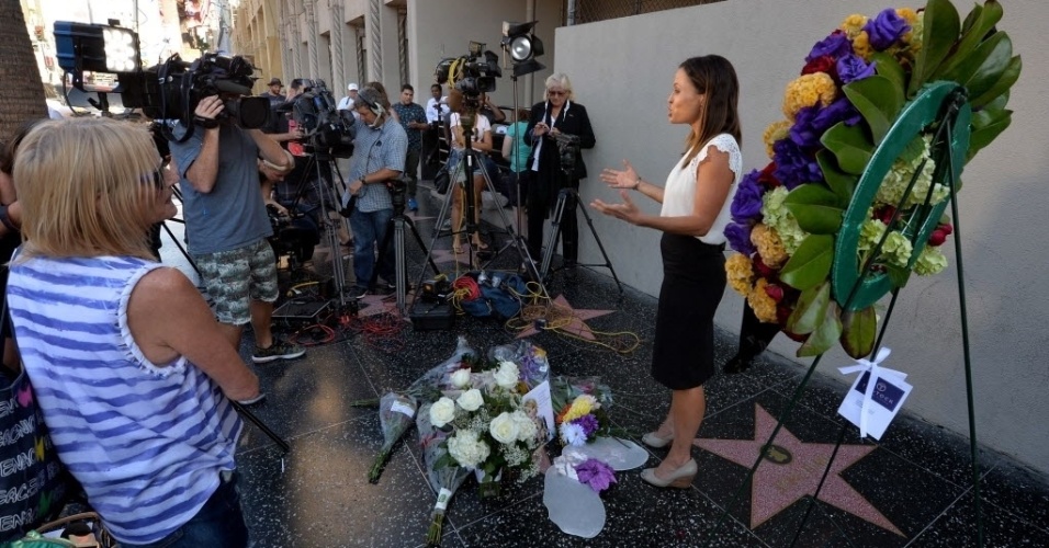 5.set.2014 - Repórter de cantal de TV australiano fala da morte de Joan Rivers direto da Calçada da Fama, em Hollywood