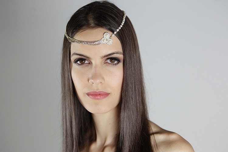 Headband de ouro com pérolas, da Graciella Starling, R$ 498 - Reinaldo Canato/UOL
