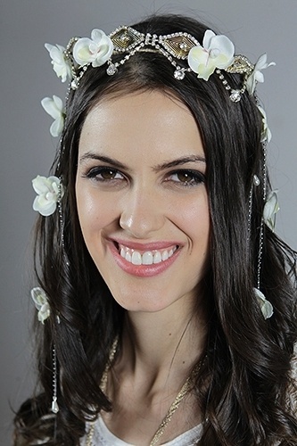 Headband com strass e orquídeas artificiais, da Can Can, R$ 229 - Reinaldo Canato/UOL