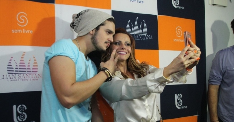 5.set.2014 - Viviane Araújo faz uma selfie com Luan Santana no camarim do Citibank Hall, na zona oeste do Rio de Janeiro, logo após a apresentação do show 