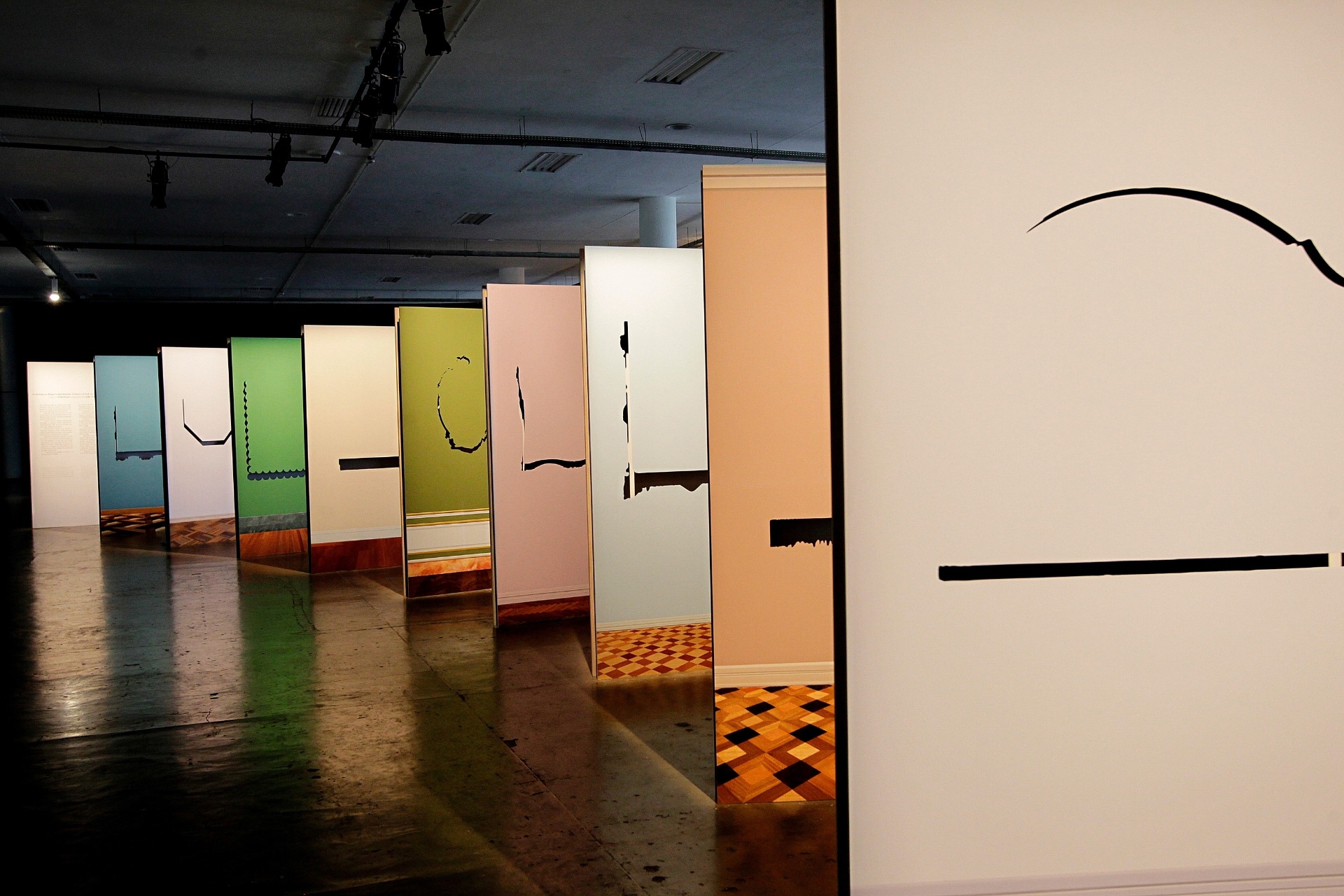 6.set.2014 - ?Letters to the reader?, do libanês Walid Raad, tematiza a arte árabe islâmica na 31ª Bienal de Arte de São Paulo - Reinaldo Canato/UOL