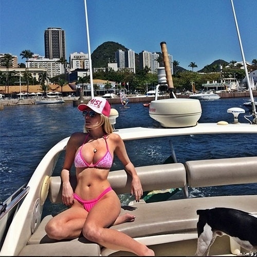6.set.2014 - De biquíni, Bárbara Evans exibe sua cinturinha durante passeio de barco pelo Rio de Janeiro e recebeu vários elogios de seus seguidores