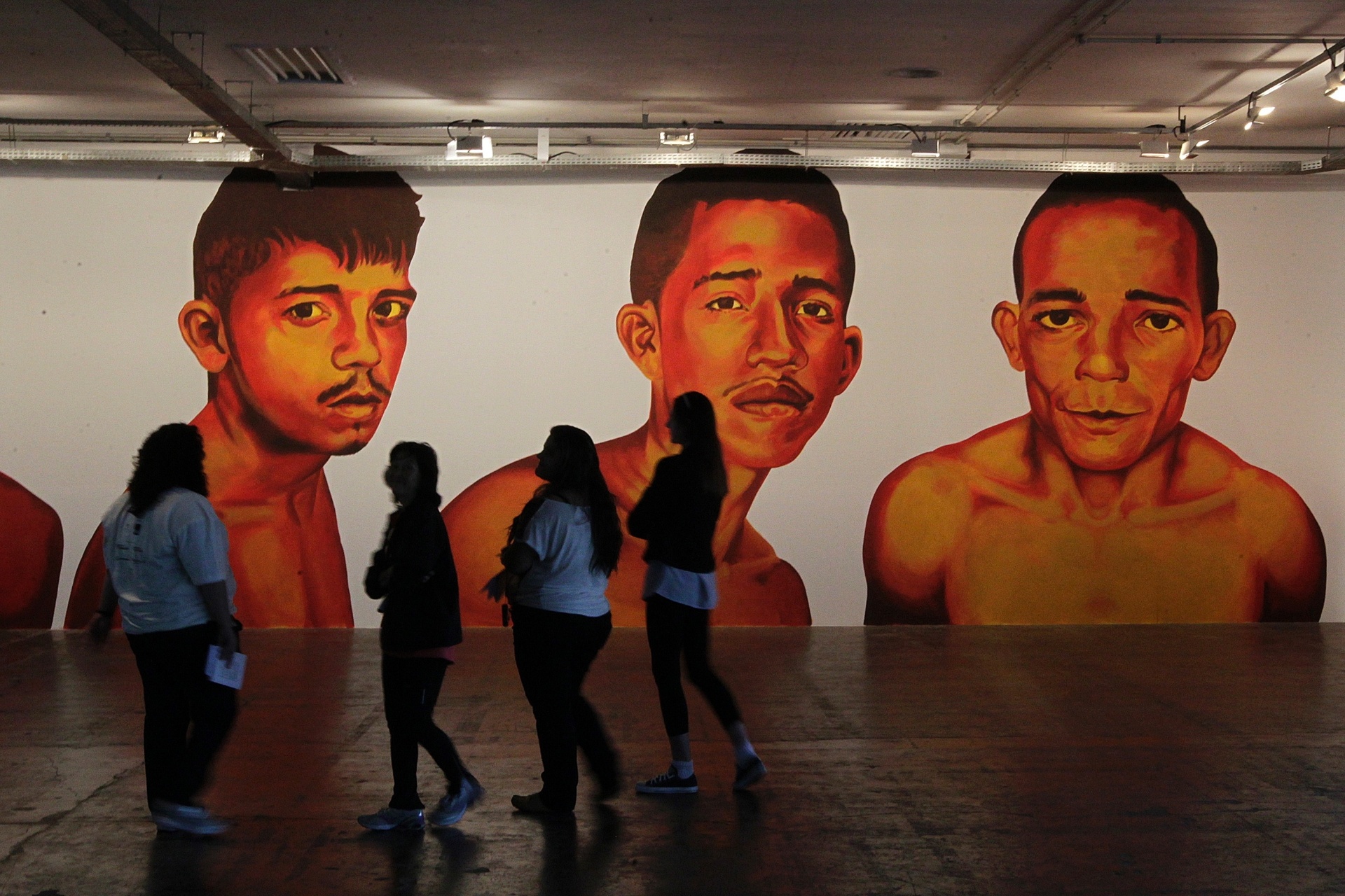 6.set.2014 - Pinturas de Éder Oliveira mostram detentos de Belém na 31ª Bienal de Arte do São Paulo - Reinaldo Canato/UOL