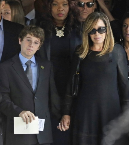 07.09.2014.- Filha de Joan, Melissa Rivers e o filho, Edgar, se emocionam no funeral da apresentadora, que morreu no dia 4, vítima de complicações depois de uma cirurgia