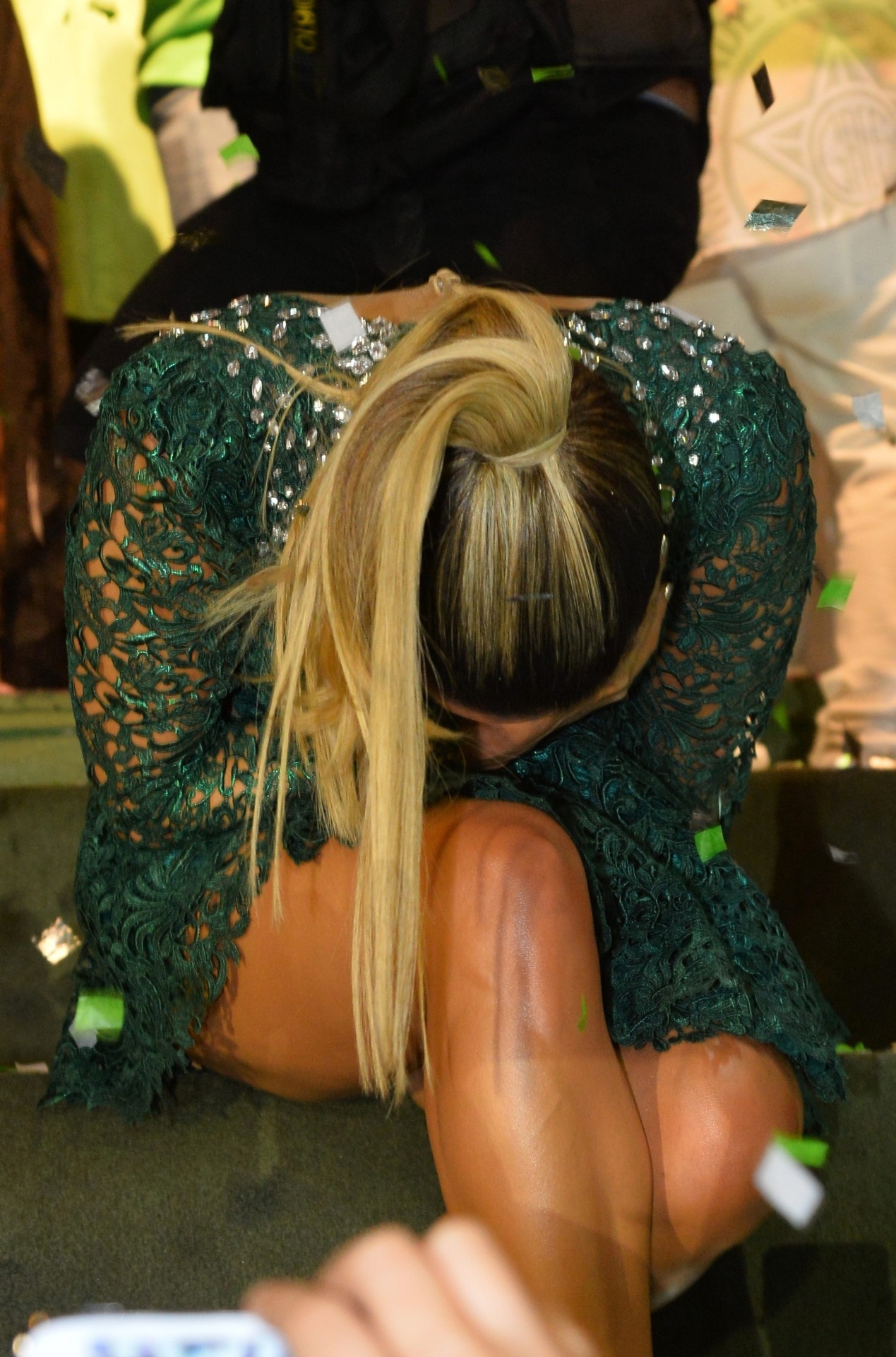 6.set.2014 - Claudia Leitte se emociona durante coroação de rainha de bateria da escola de samba Mocidade Independente de Padre Miguel, no Rio - André Lobo/UOL