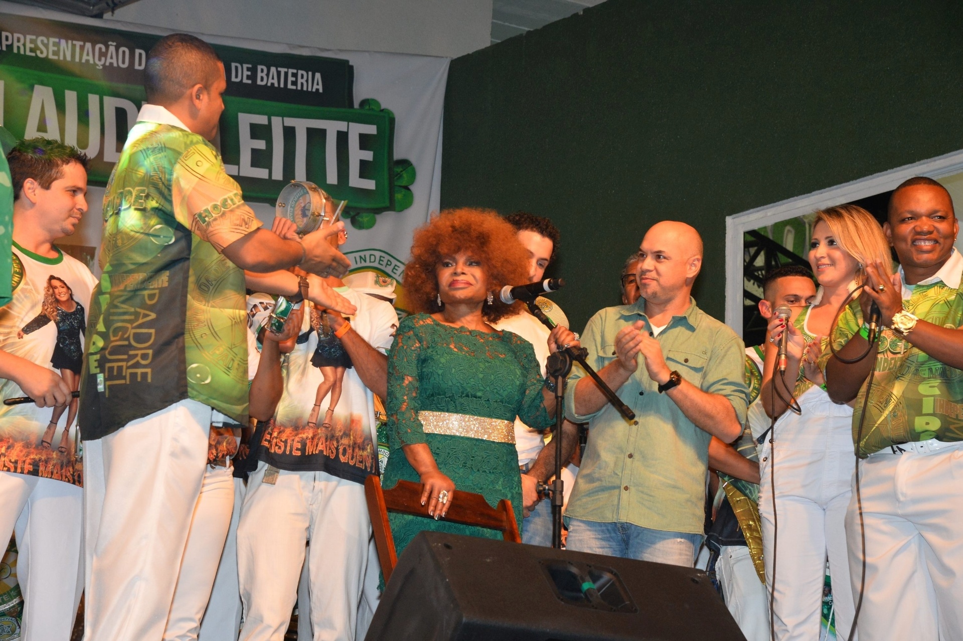 6.set.2014 - Elza Soares, célebre intérprete da escola na década de 70 e parte da comunidade da Mocidade Independente de Padre Miguel, canta durante a coroação de Claudia Leitte como rainha de bateria - André Lobo/UOL