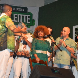 6.set.2014 - Elza Soares, célebre intérprete da escola na década de 70 e parte da comunidade da Mocidade Independente de Padre Miguel, canta durante a coroação de Claudia Leitte como rainha de bateria - André Lobo/UOL