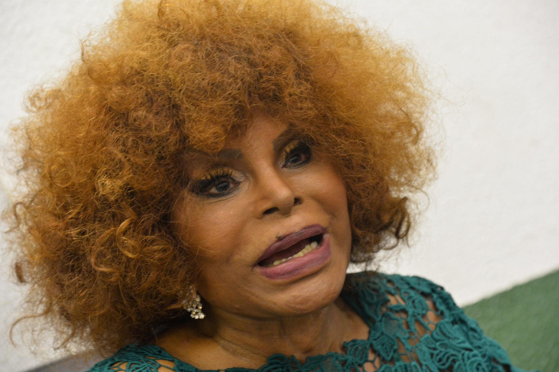 6.set.2014 - Elza Soares participa da coroação de Claudia Leitte como rainha de bateria de Mocidade Independente de Padre Miguel - André Lobo/UOL